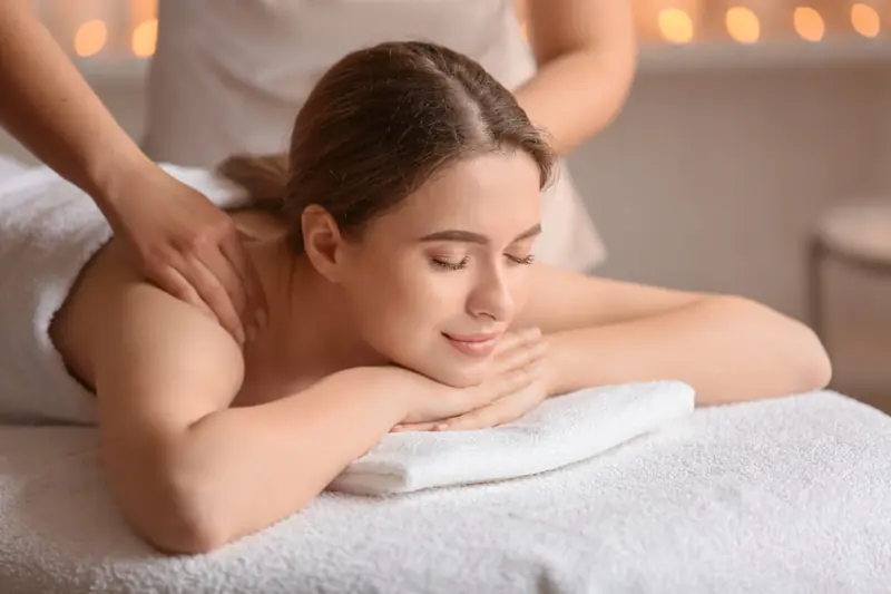 Massage des épaules à la lumière des bougies